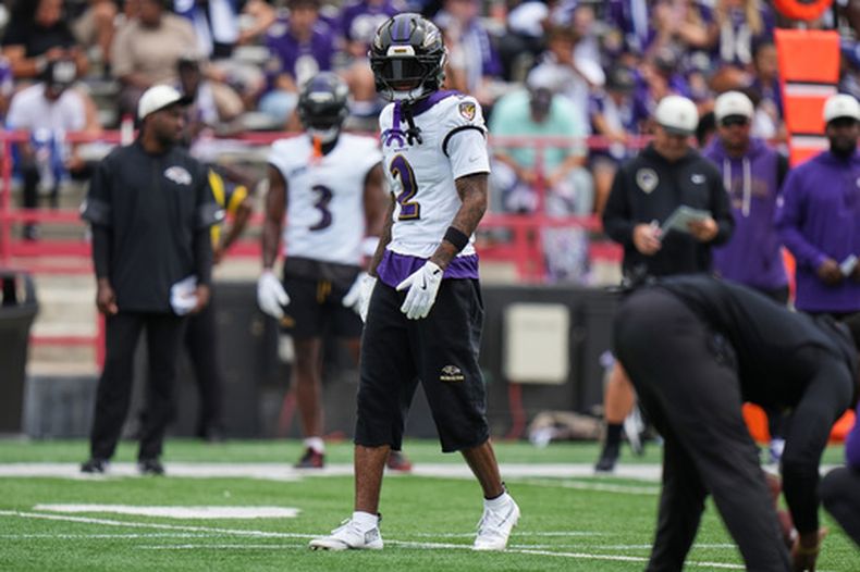 El esquinero de los Ravens de Baltimore, Nate Wiggins (2), entrenó durante el campamento de entrenamiento de fútbol americano del equipo, el sábado 1 de agosto de 2026, en la Universidad de Maryland en College Park, Maryland. (Foto AP/Stephanie Scarbrough)