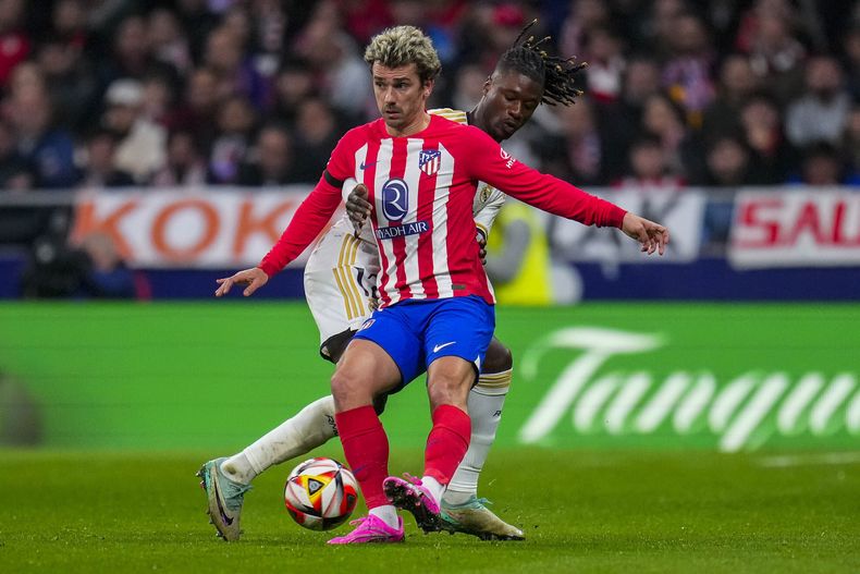 Antoine Griezmann del Atlético de Madrid pelea por el balón con Eduardo Camavinga del Real Madrid en el encuentro de octavos de final de la Copa del Rey el jueves 18 de enero del 2024. (AP Foto/Manu Fernandez)