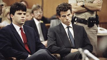 ARCHIVO - Lyle, a la izquierda, y Erik Menéndez sentados en la Corte Municipal de Beverly Hills, donde sus abogados retrasaron la presentación de sus alegatos en su nombre, en Beverly Hills, California, el 12 de marzo de 1990. (AP Foto/Nick Ut, Archivo)