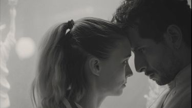 En esta imagen proporcionada por Seine Pictures, Rooney Mara, izquireda, y Raúl Briones en una escena de La cocina. (Seine Pictures vía AP)