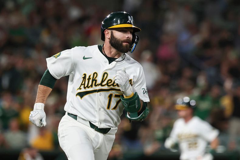 Michael Stefanic, de los Atléticos, corre después de conectar un sencillo productor de dos carreras durante la sexta entrada del juego de béisbol de Grandes Ligas ante los Astros de Houston, el viernes 25 de septiembre de 2026, en West Sacramento, California. (AP Foto/Sara Nevis)