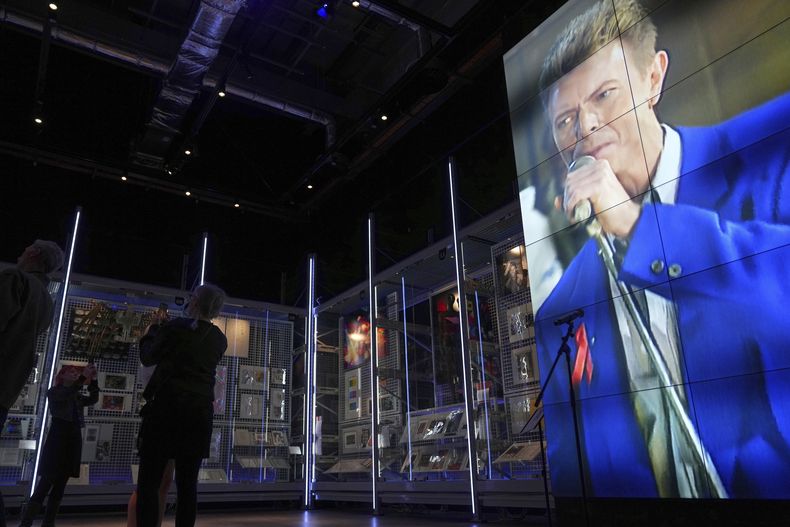Una vista general del Centro David Bowie, un nuevo archivo en la Bodega Este del Mueo V&A en Londres, el miércoles 10 de septiembre de 2025, antes de su apertura al público el sábado. (Foto AP/Joanna Chan)