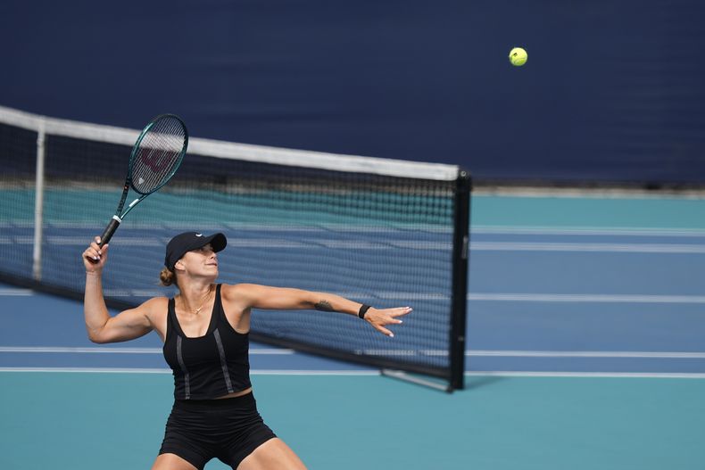 Aryna Sabalenka, de Bielorrusia, golpea la pelota en una cancha de entrenamiento en el Abierto de Miami, el miércoles 20 de 2024, en Miami Gardens, Florida. (AP Foto/Rebecca Blackwell)