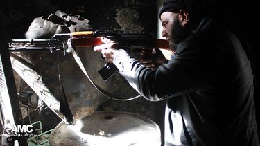 americateve | Un rebelde del Ej&eacute;rcito Libre de Siria ocupa su posici&oacute;n de combate en Alepo, Siria, el viernes 8 de noviembre de 2013. La insurgencia ha lanzado una contraofensiva en Alepo, en el norte, y recaptur&oacute; una base cerca del aeropuerto inte
