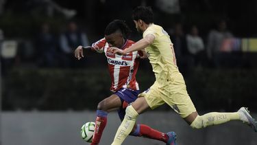 Jhon Murillo del Atlético San Luis y Néstor Araujo pelean por el balón en el duelo de vuelta de los cuartos de final del fútbol mexicano en el Estadio Azteca el sábado 13 de mayo del 2023. (AP Foto/Eduardo Verdugo)