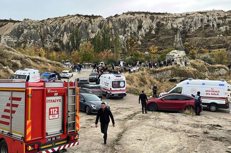 Equipos de emergencia cerca de la formación rocosa en Capadocia, Turquía, el 29 de octubre del 2026. (Turan Bulut/IHA via AP)