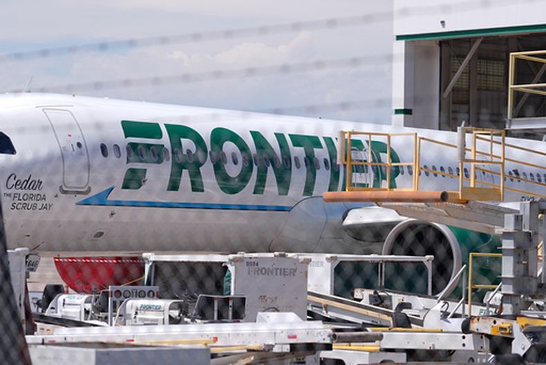 El avión de pasajeros número n646fr, de Frontier Airlines, se encuentra estacionado frente al centro de operaciones técnicas de la aerolínea junto con otros aviones que se preparan para operar al norte del Aeropuerto Internacional de Denver, el sábado 9 de mayo de 2026, en Denver. (Foto AP/David Zalubowski)