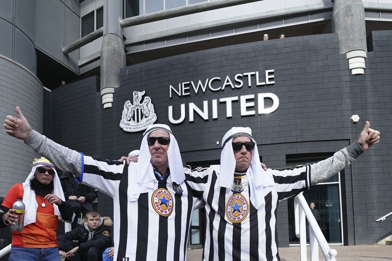 Piden a hinchas de Newcastle que no se disfracen de árabes