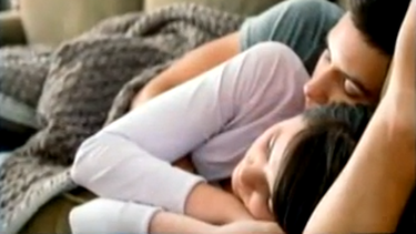 americateve | Una reciente investigación ha analizado la relación que existe entre la posición en la que uno  duerme con su pareja y  que tan feliz se encuentra con ella.