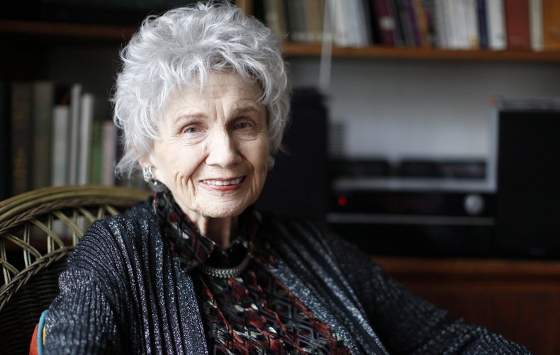 ARCHIVO - La autora canadiense Alice Munro es fotografiada durante una entrevista en Victoria, B.C. Martes, 10 de diciembre de 2013. Munro, el gigante literario canadiense que se convirtió en uno de los autores contemporáneos más estimados del mundo y uno de los cuentistas más honrados de la historia, falleció a los 92 años. (Chad Hipolito/The Canadian Press via AP, archivo)