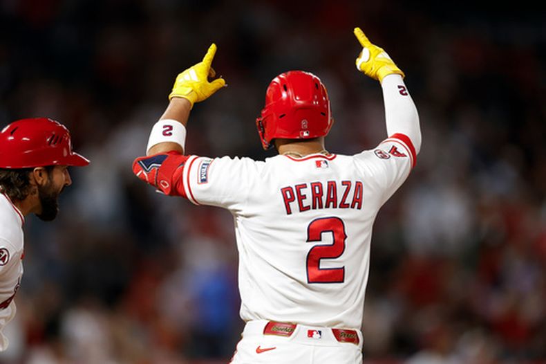 Oswald Peraza (2), de los Angelinos de Los Ángeles, reacciona después de batear un sencillo productor de una carrera durante la octava entrada del juego de béisbol de Grandes Ligas contra los Atléticos, el sábado 27 de junio de 2026, en Anaheim, California. (AP Foto/Caroline Brehman)