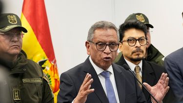 El ministro de Gobierno de Bolivia, Marco Antonio Oviedo, ofrece una conferencia de prensa sobre la detención del fiscal general de Bolivia, Roger Mariaca, en La Paz, Bolivia, el jueves 1 de octubre de 2026. (AP Foto/Juan Karita)