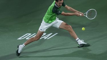 Daniil Medvedev devuelve ante Alexander Shevchenko durante el torneo de Dubái, el martes 27 de febrero de 2024, en los Emiratos Árabes Unidos. (AP Foto/Kamran Jebreili)