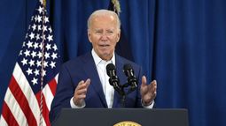 El presidente Joe Biden habla, el sábado 13 de julio de 2024, en Rehoboth Beach, Delaware, ante la noticia de que se produjeron disparos en el mitin de campaña del candidato presidencial republicano, el expresidente Donald Trump, en Pensilvania. (Foto AP/Manuel Balce Ceneta)