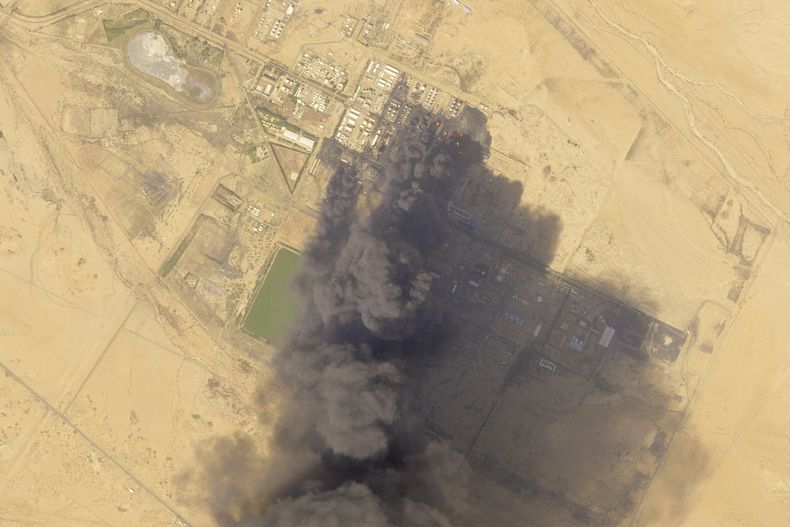 Esta imagen de satélite de Planet Labs PBC muestra un incendio en la mayor refinería de petróleo de Sudán, al norte de Jartum, Sudán, el viernes 24 de enero de 2025. (Planet Labs PBC via AP)