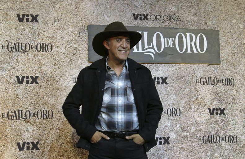 El actor Luis Felipe Tovar posa en la alfombra roja de la serie de ViX El gallo de oro en la Ciudad de México el martes 17 de octubre de 2023. (Foto AP/Berenice Bautista)