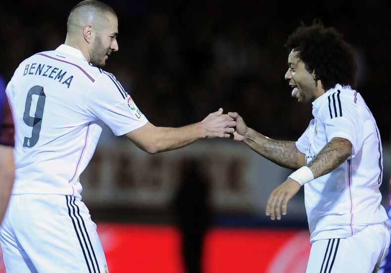 El zaguero brasile&ntilde;o de Real Madrid, Marcelo, derecha, festeja con su compa&ntilde;ero Karim Benzema tras un gol contra Eibar en la liga espa&ntilde;ola el s&aacute;bado, 22 de noviembre de 2014, en Eibar. (AP Photo/Alvaro Barrientos)