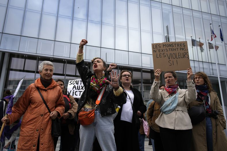 ARCHIVO - Activistas por los derechos de las mujeres se manifiestan frente al Palacio de Justicia de París mientras el actor francés Gérard Depardieu, quien enfrenta un juicio por presuntas agresiones sexuales a dos mujeres en un rodaje de 2021, no comparecerá ante un tribunal penal, el lunes 28 de octubre de 2024, en París. (Foto AP/Louise Delmotte, archivo)