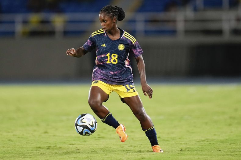 La delantera colombiana Linda Caicedo controla el balón durante el partido amistoso contra Panamá rumbo al Mundial femenino, el miércoles 21 de junio de 2023, en Cali, Colombia. (AP Foto/Fernando Vergara)