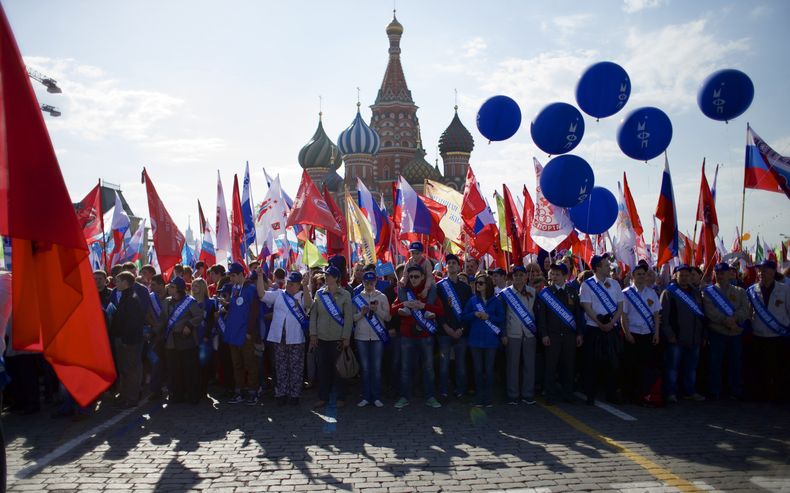 Miembros de sindicatos en Rusia se preparan para marchar por le D&iacute;a Internacional de los trabjadores ien la Plaza Roja de Mosc&uacute;, frente al Kremlin, en Rusia, el jueves 1 de mayo de 2014. (AP Foto/Ivan Sekretarev)