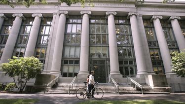 ARCHIVO - Un ciclista camina junto al Langdell Hall, la biblioteca de derecho de Harvard, en la facultad de derecho de la Universidad de Harvard, el 1 de agosto de 2005, en Cambridge, Massachusetts. (AP Foto/Charles Krupa, archivo)