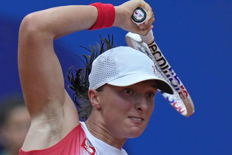 La polaca Iga Swiatek devuelve un tiro de la estadounidense Danielle Collins en su partido de cuartos de final del torneo olímpico de tenis, el miércoles 31 de julio de 2024, en París. (AP Foto/Andy Wong)