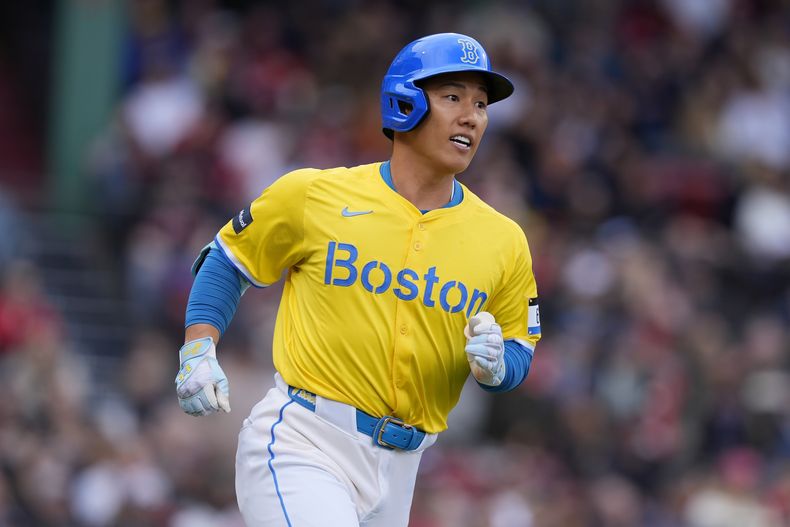 Masataka Yoshida, de los Medias Rojas de Boston, batea su jonrón de dos carreras durante la sexta entrada del juego de béisbol contra los Angelinos de Los Ángeles, el domingo 14 de abril de 2024, en Boston. (AP Foto/Michael Dwyer)