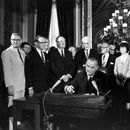 ARCHIVO – El presidente Lyndon B. Johnson firma la Ley de Derecho al Voto de 1965 en una ceremonia realizada en el Salón Presidencial cerca de las cámaras del Senado, en Washington, el 6 de agosto de 1965. Alrededor del presidente, de izquierda a derecha, directamente sobre su mano derecha, el vicepresidente Hubert Humphrey, el presidente de la Cámara de Representantes John McCormack, el representante Emanuel Celler, Luci Johnson, y el senador Everett Dirksen. Detrás de Humphrey está el líder de la mayoría de la Cámara, Carl Albert de Oklahoma, y detrás de Celler se encuentra el senador Carl Hayden. (AP Foto, Archivo).