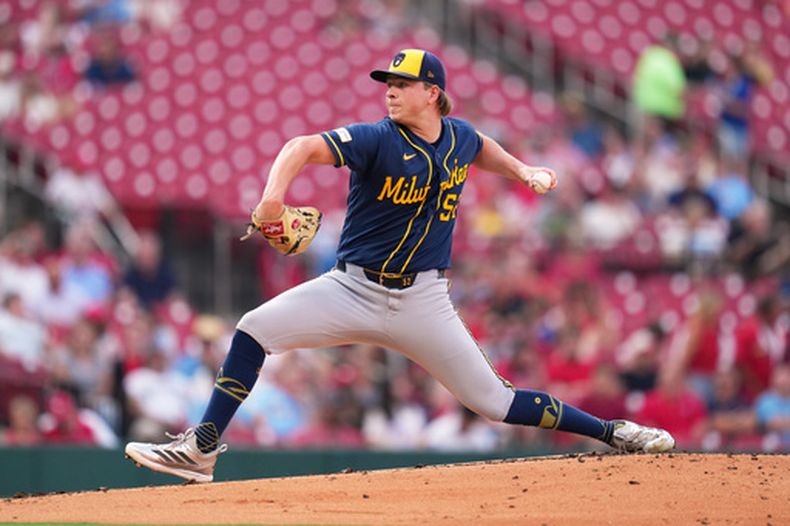 El lanzador abridor de los Cerveceros de Milwaukee, Kyle Harrison, lanza durante la primera entrada de un partido de béisbol contra los Cardenales de San Luis, el miércoles 8 de julio de 2026, en San Luis. (Foto AP/Jeff Roberson)