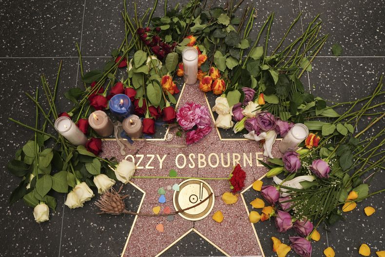 Flores rodean la estrella de Ozzy Osbourne en el Paseo de la Fama de Hollywood el martes 22 de julio de 2025, en Los Ángeles. (Foto AP/Damian Dovarganes)