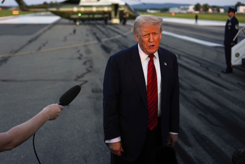 El presidente estadounidense Donald Trump habla con reporteros antes de abordar el Air Force One en el Aeropuerto Internacional Lehigh Valley en Allentown, Pensilvania, el 3 de agosto del 2025 (AP foto/Julia Demaree Nikhinson)