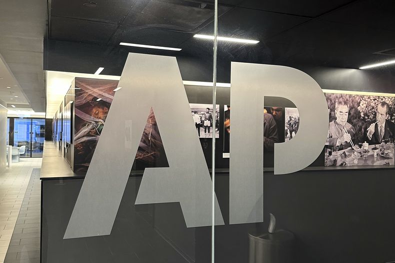 El logo de The Associated Press en la entrada de la oficina central de la agencia de noticias, el 9 de abril de 2025, en Nueva York. (AP Foto/Aaron Jackson, Archivo)
