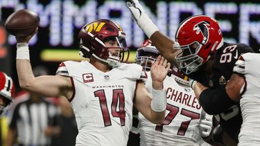 El quarterback de los Commanders de Washington Sam Howell trabaja baja presión frente al defensive tackle de los Falcons de Atlanta Calais Campbell en el encuentro del domingo 15 de octubre del 2023. (AP Foto/Butch Dill)