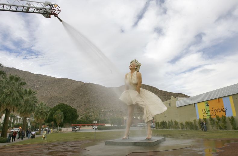 ARCHIVO - La escultura Forever Marilyn es rociada por el departamento de bomberos de Palm Springs el 23 de enero de 2013 en Palm Springs, California. La comisión de planificación de Palm Springs aumentó las posibilidades de que una estatua de 8 metros (26 pies) llamada Forever Marilyn permanezca en su lugar. (Jay Calderon/The Orange County Register via AP, archivo)