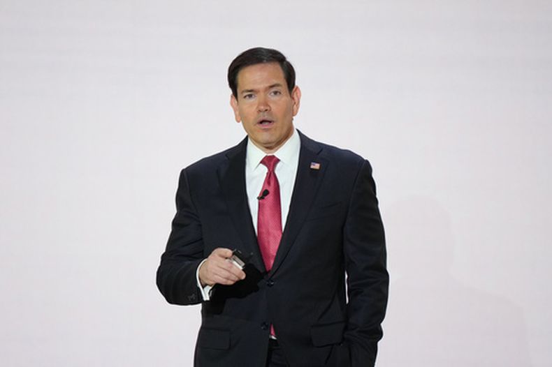 El secretario de Estado de Estados Unidos, Marco Rubio, habla ante el público antes de la intervención del presidente Donald Trump en el auditorio Andrew W. Mellon, el martes 29 de septiembre de 2026, en Washington. (AP Foto/Mark Schiefelbein)