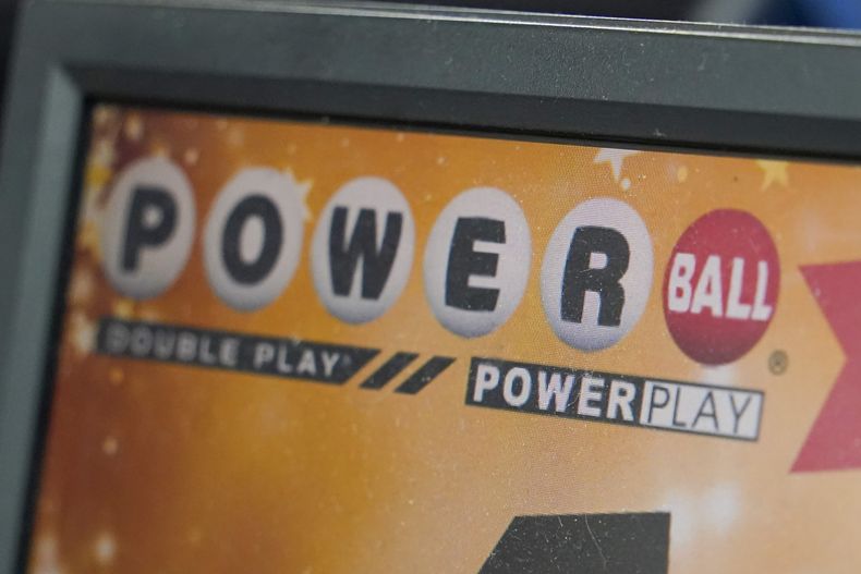ARCHIVO - Un cartel anuncia boletos para un sorteo de Powerball en una tienda de alimentación el 7 de noviembre de 2022 en Renfrew, Pensilvania. (AP Foto/Keith Srakocic, Archivo)