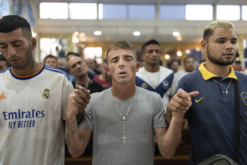 Varias personas rezan en una misa para pedir por la salud del papa Francisco en Buenos Aires, Argentina, el martes 18 de febrero de 2025. (AP Foto/Rodrigo Abd)