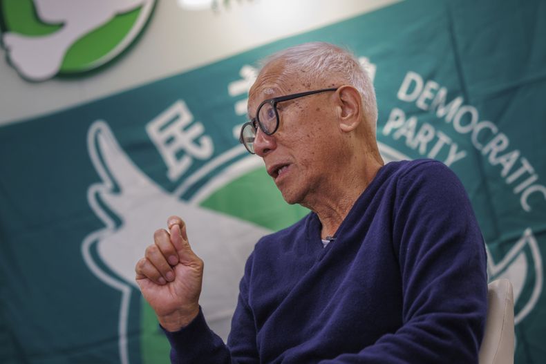 Yeung Sum, miembro fundador del Partido Democrático, durante una entrevista en las oficinas de la formación en Prince Edward, Hong Kong, el 2 de abril de 2025. (AP Foto/May James)