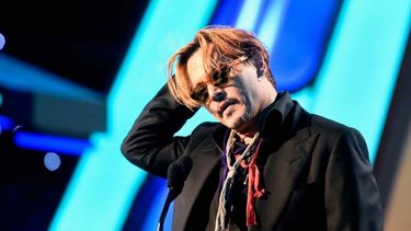 americateve | El actor entregó un premio y al subir al escenario se mostró desalineado, con dificultades al hablar y tambaleante