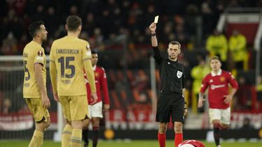 El árbitro Clement Turpin le muestra la tarjeta amarilla a Sergio Busquets, del Barcelona, por una falta a Alejandro Garnacho, del Manchester United, durante el partido de vuelta de su serie de la Liga de Europa, el jueves 23 de febrero de 2023, en Manchester, Inglaterra. (AP Foto/Dave Thompson, Archivo)