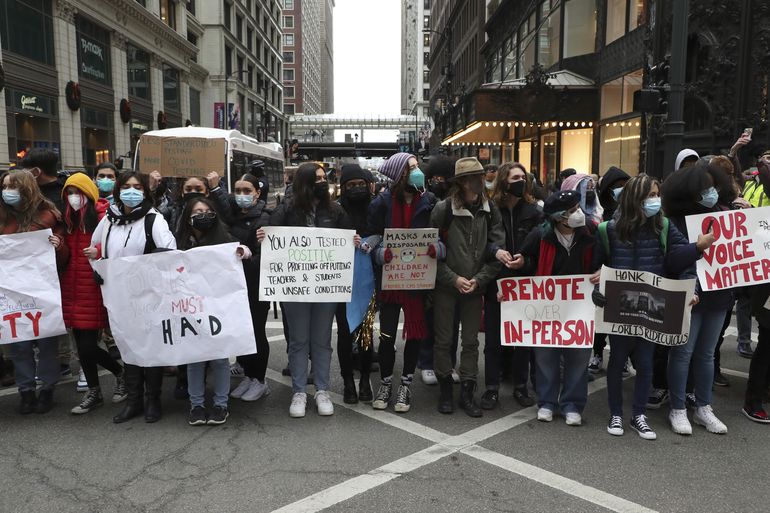 Estudiantes en Chicago abandonan aulas en protesta por COVID