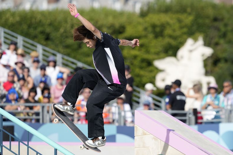 El japonés Yuto Horigome ejecuta un truco durante la final de calle del skateboard de los Juegos Olímpicos de París, el lunes 29 de julio de 2024. (AP Foto/Dar Yasin)