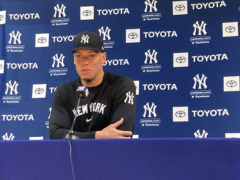 Aaron Judge habla tras su primera práctica completa en el complejo de los entrenamientos de primavera de los Yankees de Nueva York en Tampa, Florida el lunes 17 de febrero del 2025. (AP Foto/Ron Blum)