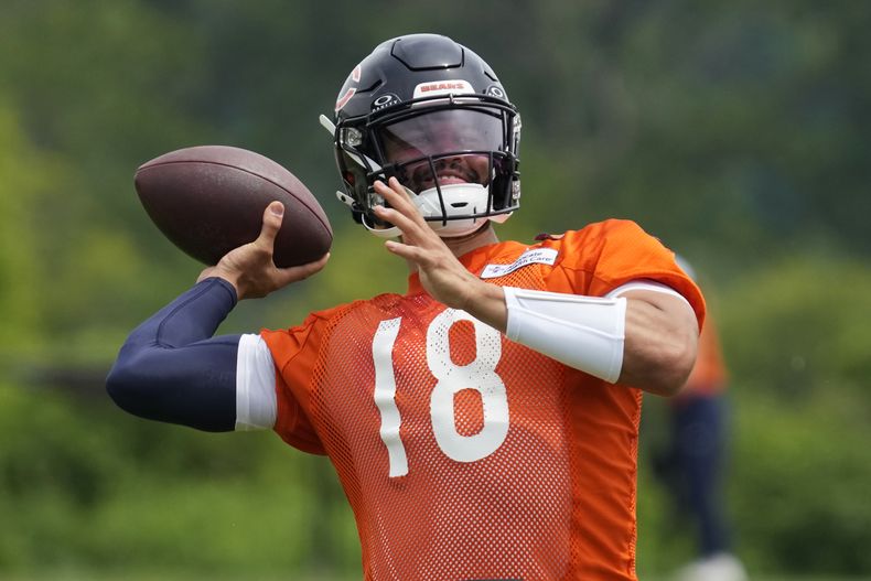 El quarterback novato de los Bears de Chicago Caleb Williams lanza el balón durante un entrenamiento durante el minicampamento del equipo el martes 4 de junio del 2024. (AP Foto/Nam Y. Huh)