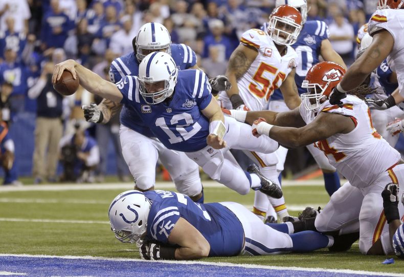 El quarterback de los Colts de Indian&aacute;polis Andrew Luck (12) se lanza para una anotaci&oacute;n despu&eacute;s de recuperar un bal&oacute;n suelto de Eric Berry, de los Colts, durante la segunda mitad de su partido de la ronda de comodines de los p