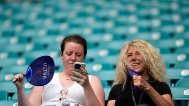 Dos aficionadas se abanican antes del partido de cuartos de final de la Copa del Mundo entre Inglaterra y Noruega, el sábado 11 de julio de 2026 en Miami Gardens, Florida (AP Foto/George Walker IV)