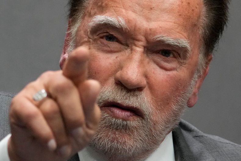 El ex gobernador de California Arnold Schwarzenegger en conferencia de prensa en el Vaticano el 30 de septiembre del 2025. (AP foto/Gregorio Borgia)