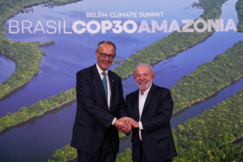 El presidente brasileño Luiz Inácio Lula da Silva (derecha), y el canciller de Alemania, Friedrich Merz, se toman de las manos durante la Cumbre del Clima COP30 de la ONU, el viernes 7 de noviembre de 2025, en Belém, Brasil. (AP Foto/Eraldo Peres)