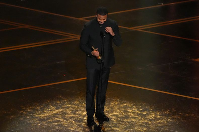 Michael B. Jordan acepta el Oscar al mejor actor por Sinners (Pecadores), el domingo 15 de marzo de 2026, en el Dolby Theatre de Los Ángeles. (Foto AP/Chris Pizzello)