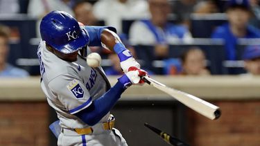 Tyler Tolbert, de los Reales de Kansas City, rompe su bate al conectar una pelota de foul durante la quinta entrada de un partido de béisbol contra los Mets de Nueva York, el martes 7 de julio de 2026, en Nueva York. (Foto AP/Adam Hunger)